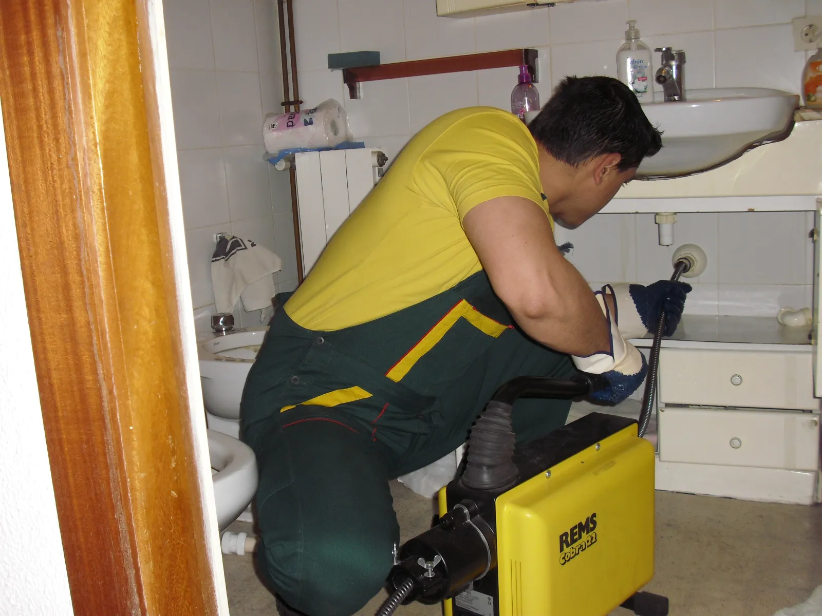 Отпушване и почистване на мивки и сифони